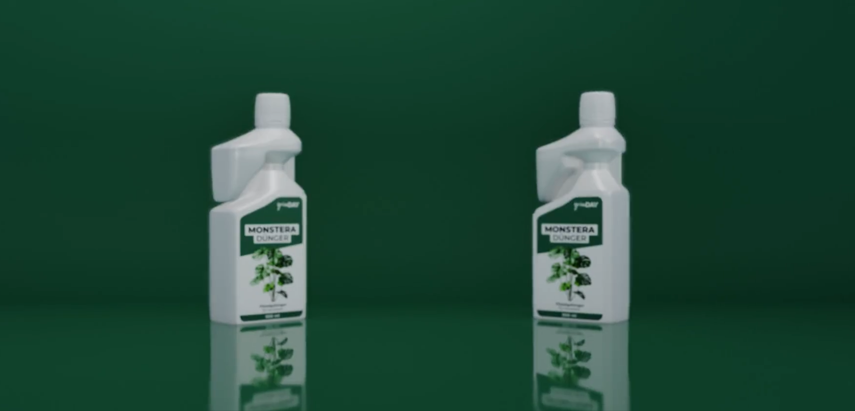 Video laden: Anwendungsvideo von GrünDay für pflanzenflüssigdünger Dosierkammer. Gezeigt wird die Anwendung in drei einfachen Schritten: 1. Dosierkammer durch Drücken der Flasche füllen, 2. Deckel öffnen, 3. Flüssigdünger präzise ausgießen. Das Video zeigt das weiße Flaschendesign mit integriertem Dosiersystem vor einem grünen Hintergrund.